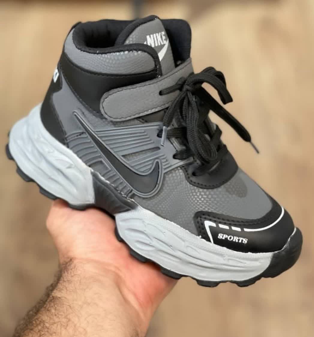 کتونی اسپرت ساق‌بلند مدل نایک  طرح چسبی ضداب