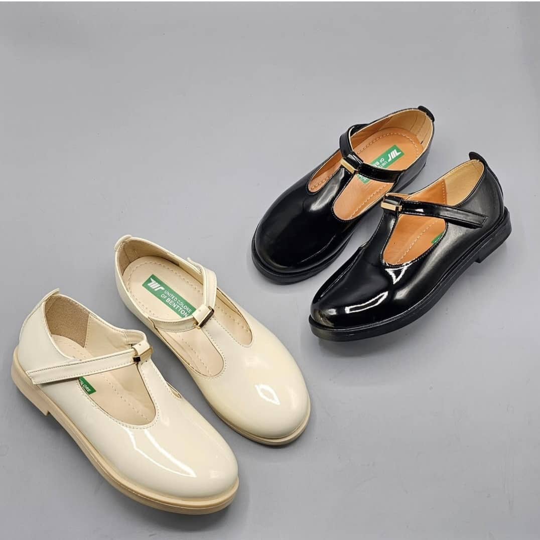 کفش دخترانه مدل عروسکی بندی – راحت، سبک، مناسب مهمانی و مدرسه (مشکی و کرم)