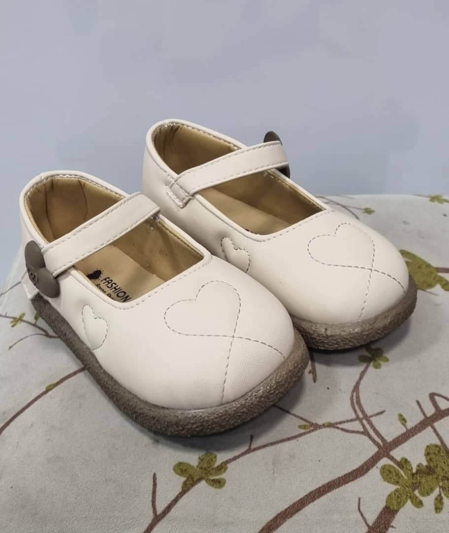 کفش دخترانه عروسکی قلب‌دوزی – بسیار نرم، سبک و راحت | مناسب راه رفتن و استفاده روزمره